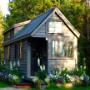 By Definition a tiny house is an autonomous, nomadic, ecological and comfortable house that offers multiple uses and possibilities. It's a tailor-made dream that Sunflower realizes for you.